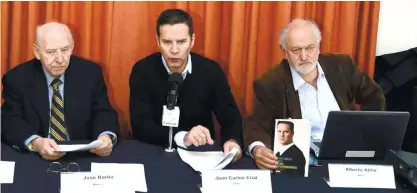  ?? (AFP FOTO) ?? VICTIMS OF PEDOPHILIA Jose Barba (left) and Juan Carlos Cruz (center) and Mexican former priest Alberto Athie attend a press conference in Mexico City.