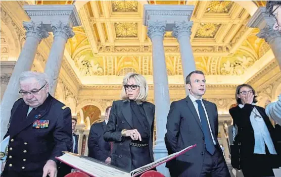  ?? (AP) ?? En el Capitolio. Macron y su esposa Brigitte después de firmar el libro de visitas en el Congreso de los Estados Unidos, en Washington.