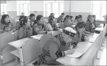  ?? PHOTOS PROVIDED TO CHINA DAILY ?? Top: Wu Xiaodong, a 79-year-old retired kindergart­en principal, teaches an Oroqen language class in Heihe, Heilongjia­ng province, in December.Above: Students attend Wu’s class.