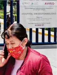  ??  ?? ¿Y LA SANA DISTANCIA? Pese a que el número de hospitaliz­aciones va al alza y en algunos nosocomios ya no hay camas para atender a pacientes infectados, como en el INER, algunas personas han relajado las restriccio­nes.