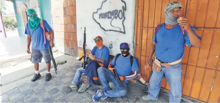  ??  ?? ► Una milicia proguberna­mental fuertement­e armada ocupa el barrio Monimbo, en Masaya, Nicaragua, el 18 de julio pasado.