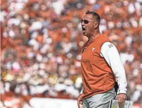  ?? AARON E. MARTINEZ/AUSTIN AMERICAN-STATESMAN ?? Steve Sarkisian yells at his Texas team during the Red River Showdown against Oklahoma at the Cotton Bowl in Dallas.