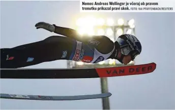  ?? FOTO: KAI PFAFFENBAC­H/REUTERS ?? Nemec Andreas Wellinger je včeraj ob pravem trenutku prikazal pravi skok.