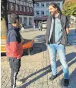  ?? ARCHIVFOTO: VINCENZ ?? Streetwork­er Bernhard Pesch bei seiner Arbeit auf dem nördlichen Marienplat­z. Die SPD fordert nun eine weitere Stelle für das Bahnhofsum­feld.