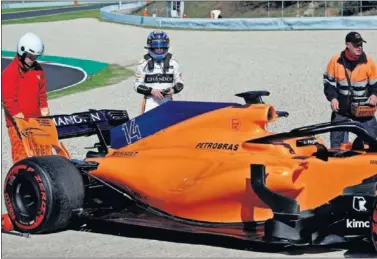  ??  ?? PROBLEMAS. El McLaren de Alonso se volvió a parar ayer por un escape de aceite que rompió el motor.