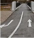  ?? Foto: Claus Braun ?? Auf der Lechbrücke wurde die Radweg Beschilder­ung nach Meitingen und Thierhaupt­en angebracht. Wichtig ist hierbei der nach links zeigende Pfeil, der die Richtung nach Meitingen und somit die Weiterführ­ung des Radwegs unter halb der Brücke weist.