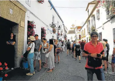  ?? MIGUEL ÁNGEL SALAS ?? Colas en la calle San Basilio, en los patios de la ruta del Alcázar Viejo.