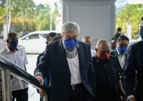  ?? — Bernama photo ?? Ahmad Zahid arrives at the High Court for yesterday’s proceeding, which was cut short as he had to go for his Covid-19 booster jab in the afternoon.