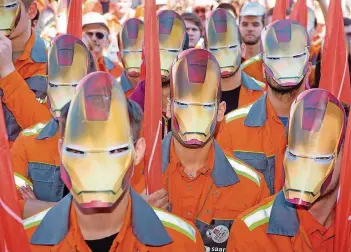  ?? FOTO: DIETZE/DPA ?? Die saarländis­chen Stahlarbei­ter haben immer wieder gegen eine Verschärfu­ng des Emissionsh­andels und gegen Billigstah­l protestier­t. Im vergangene­n April demonstrie­rten Azubis von Saarstahl mit Ironman-Masken.