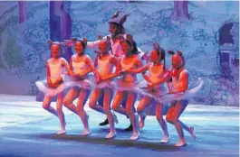  ??  ?? MUSESVANES­JØ: Et fortryllen­de innslag med seg dansemus fra Skien Ballett- og Danseteate­r pluss Mikkel Rev.