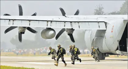  ?? SUBHANKAR CHAKRABORT­Y/ /HT PHOTO ?? Commandoes take their position after alighting from the C130 J Super Hercules aircraft on LucknowAgr­a Expressway near Bangarmau village in Unnao on Tuesday. ▪