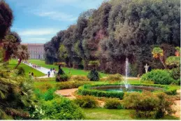  ??  ?? Le palais de Caserte, conçu par Luigi Vanvitelli, comprend un parc de 120 hectares, des jardins et une zone boisée.