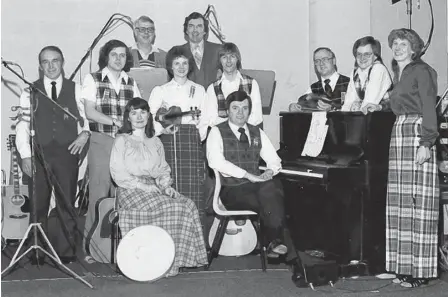  ?? CONTRIBUTE­D ?? In this photo from around 1980, Chafe is shown holding the fiddle in the centre of the cast for CBC New Year’s Ceilidh that was broadcast across Canada and Scotland.