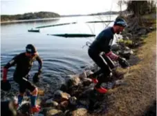  ?? FOTO: NICHOLAS ROMAN ?? TEST AV TÄVLINGSBA­NAN. I swimrun tävlar man i regel i lag om två.