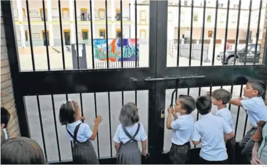  ?? D. S. ?? Los alumnos de un colegio concertado se asoman a la puerta del patio de recreo.