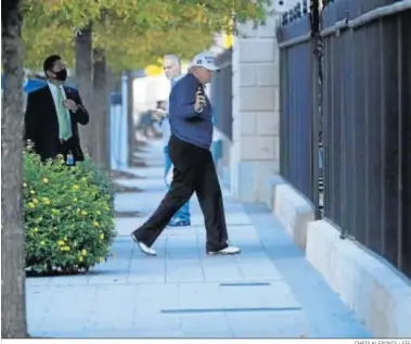  ?? CHRIS KLEPONIS / EFE ?? Donald Trump saluda ayer antes de entrar en la Casa Blanca, donde llegó desde uno de sus campos de golf.