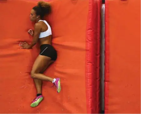  ?? STEVE RUSSELL/TORONTO STAR ?? Shai-Anne Davis has to use a padded wall to slow down because the straightaw­ay of the indoor track at York University is too short.