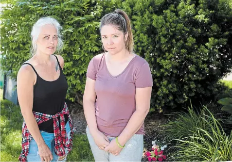  ?? BOB TYMCZYSZYN
TORSTAR ?? Ullie Kowcun, left, and Amanda VanDuzen, both from St. Catharines, help each other through the pain they suffer every day from Lyme disease.