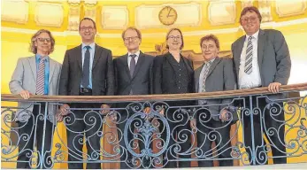  ?? FOTO: PETER SCHÖNFELDE­R ?? Gesprächst­eilnehmer: Richter Rainer Frank, Vizepräsid­ent des Landgerich­ts Rottweil Thilo Rebmann, Präsident des Landgerich­ts Rottweil Dietmar Foth, Notarin Daniela Nowak, Notar Bernd Lienhard und Notar Karl Haller.