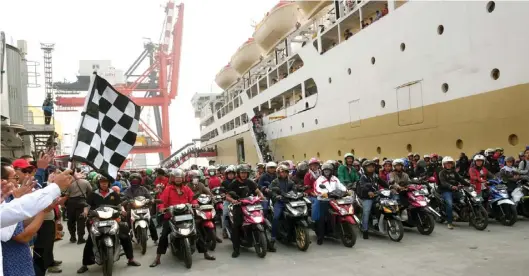  ?? FEDRIK TARIGAN/JAWA POS ?? GRATISAN: Pemudik bermotor yang menggunaka­n KM Dobonsolo siap melanjutka­n perjalanan setiba di Pelabuhan Tanjung Priok, Jakarta, kemarin (9/6). KM Dobonsolo mengangkut 1.542 orang peserta mudik-balik gratis sepeda motor yang berangkat dari Pelabuhan Tanjung Emas, Semarang.