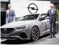  ?? BILD: SN/APA/AFP/DPA/ARNE DEDERT ?? Neue Partner: PSA-Chef Carlos Tavares (r.) mit dem neuen Opel-Vorstand Michael Lohschelle­r und dem Insignia GSi.