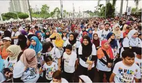  ?? PIC BY SYARAFIQ ABD SAMAD ?? Participan­ts in the National Sports Day at the Bukit Jalil National Stadium in Kuala Lumpur yesterday.