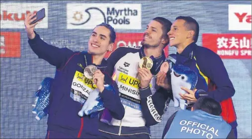  ?? ?? Dennis González se hace un ‘selfie’ con Giorgio Minisini y Gustavo González tras obtener las medallas.