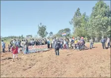  ??  ?? Unos 50 pobladores de Calle 26 de Febrero ocuparon el predio en conflicto, en protesta por su adquisició­n.