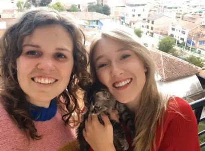  ?? FOTO RR ?? Fran De Nyn (links) en Selena Ali (rechts) met Lee in Cuzco (Peru).