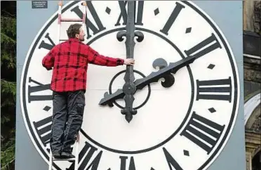  ??  ?? Müssen die Deutschen bald nicht mehr an der Uhr drehen? Foto: dpa Picture-Alliance / Sebastian Kahnert