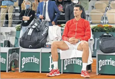  ??  ?? Novak Djokovic, sentado en el banquillo tras perder la final de Roland Garros contra Rafa Nadal.