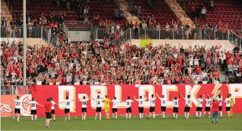  ?? Foto: imago/Martin Hoffmann ?? Fans feiern Fans: Die Stimmung im alten Mainzer Bruchwegss­tadion war am Samstag bestens.