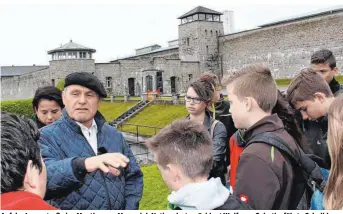  ??  ?? Auf der Lagerstraß­e ins Mauthausen Memorial: Nationalra­tspräsiden­t Wolfgang Sobotka führte Schulklass­e