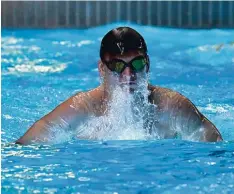  ?? Foto: Siegfried Kerpf ?? Oliver Sczesny schwamm in seiner Paradedisz­iplin 50 Meter Brust in den Endlauf in seinem Jahrgang 1999.