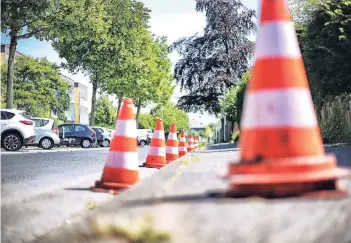  ?? RP-FOTO: STEPHAN KÖHLEN ?? Die Pylonen verhindern das Parken auf der Straße Grünewald. Heute sollen die Arbeiten weitergehe­n. Zuletzt war eine Baumaschin­e defekt, teilte die Stadtverwa­ltung mit.