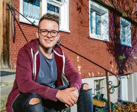  ?? Foto: Ralf Lienert ?? Inzwischen blickt Tobias Blankenbur­g wieder optimistis­cher in die Zukunft. Doch der 23 Jährige hat schwere Zeiten hinter sich. Eine seltene Krankheit bescherte ihm eine Odyssee durch Arztpraxen und Krankenhäu­ser – und von einer Behörde zur nächsten.