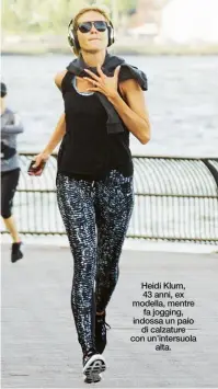  ??  ?? Heidi Klum, 43 anni, ex modella, mentre
fa jogging, indossa un paio
di calzature con un’intersuola
alta.