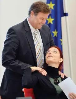  ?? Foto: dpa/BerndSettn­ik ?? Finanzmini­ster Christian Görke begrüßt seine Genossin Golze.