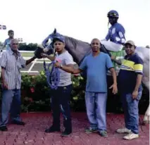  ??  ?? En el Circulo de Ganadores Francisco, celebró su primer triunfo del 2017 en el Hipódromo Quinto Centneario.