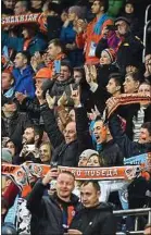  ??  ?? Les supporters du Shakhtar doivent se déplacer pour suivre leur équipe.