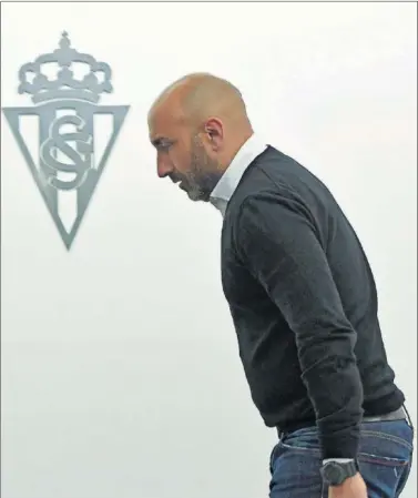  ??  ?? MARCHA. Abelardo decidió ayer presentar su dimisión como entrenador del primer equipo del Sporting.