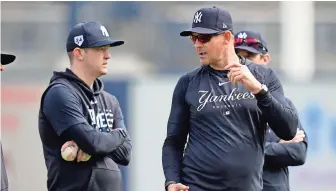  ?? ?? El manager de los Yanquis de Nueva York Aaron Boone (derecha) platica con el coach de lanzadores Matt Blake