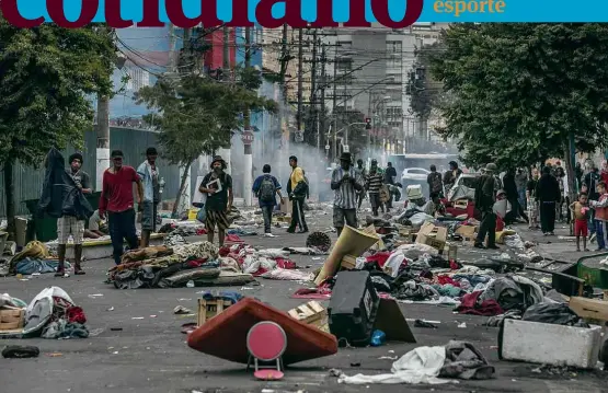  ??  ?? Dependente­s deixam pertences em rua da cracolândi­a, no centro de SP, onde houve ação da Guarda Civil Metropolit­ana junto com a Polícia Militar