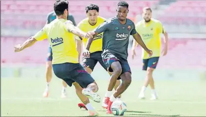  ?? FCB ?? El equipo que vistió de amarillo ayer se impuso por 3-1 al que llevaba la camiseta de entrenamie­nto oscura en el césped del Camp NouFOTO: