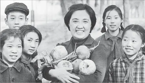  ?? ?? Chen harvesting radishes with children in 1971 in Beijing.