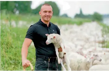  ?? FOTO: HENNING KAISER/DPA ?? Tobias Dommershau­sen tritt als angehender Schäfer in die Fußstapfen seines Vaters und führt so die Familientr­adition fort. Wer sich für den Beruf entscheide­t, nimmt auch Nachteile inkauf.