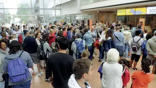  ?? (Foto Caranti) ?? Tutti in fila I visitatori del Muse guardano il pannello che misura gli accessi. A destra, invece, turisti all’interno del castello del Buonconsig­lio