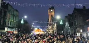  ??  ?? Season’s greetings Hundreds welcome Christmas to Rutherglen town centre