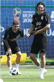  ?? ANGGER BONDAN/JAWA POS ?? RILEKS: Edinson Cavani (kanan), pemain Uruguay, bersenda gurau di sela sesi latihan.