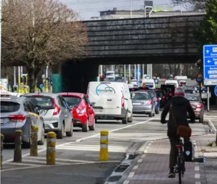  ?? FOTO VICTORIANO MORENO ?? De stad wil conflictvr­ije kruispunte­n en bredere fietspaden op de Plantin en Moretuslei, maar de Fietsersbo­nd vindt de plannen onvoldoend­e. Ook sp.a Borgerhout treedt hen bij: “De stad blijft gaan voor een en-enverhaal, maar ooit moet je kiezen tussen...